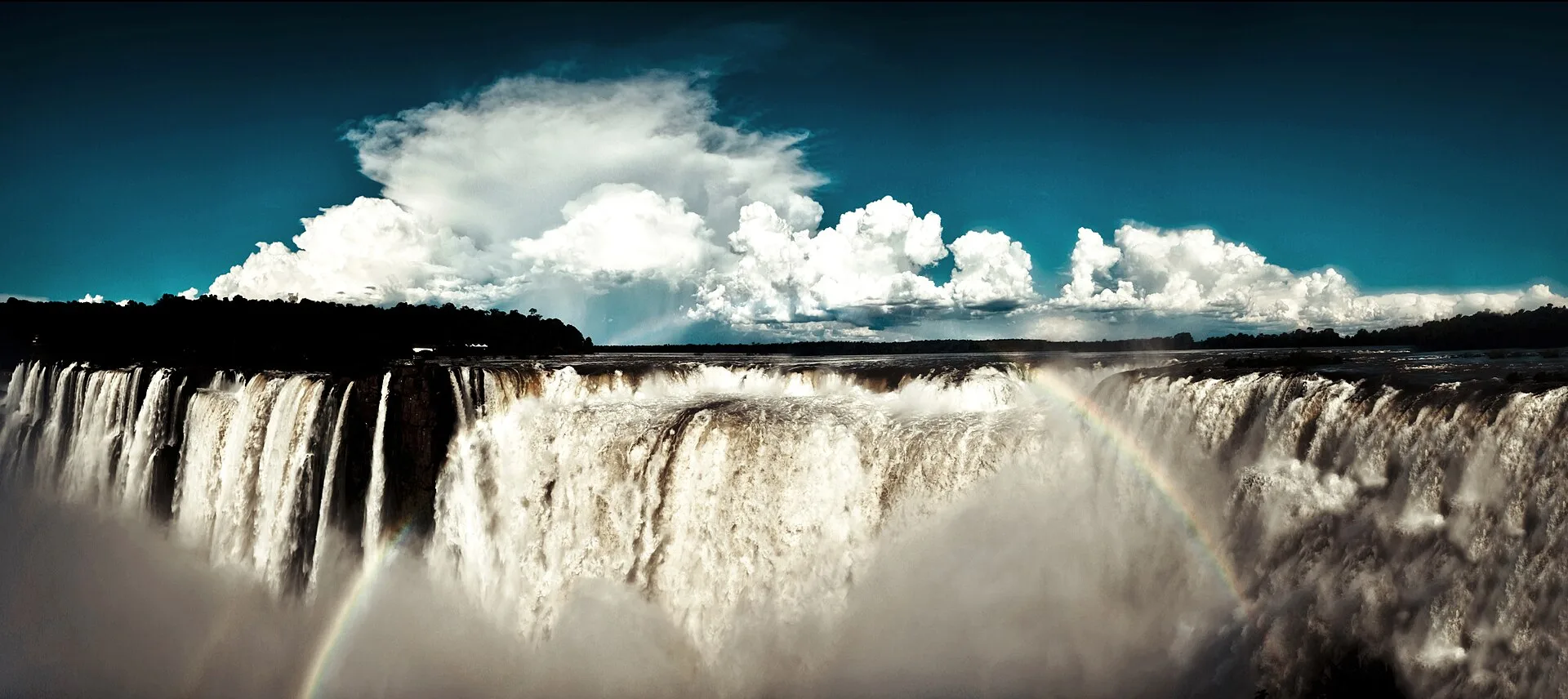 Vue panoramique sur les chutes d'Iguaçu depuis le côté brésilien