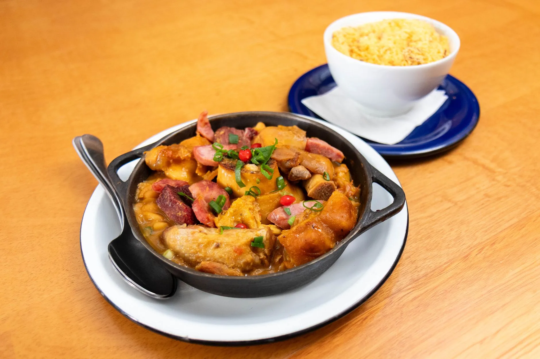 Feijoada brésilienne servie avec du riz et de la farofa
