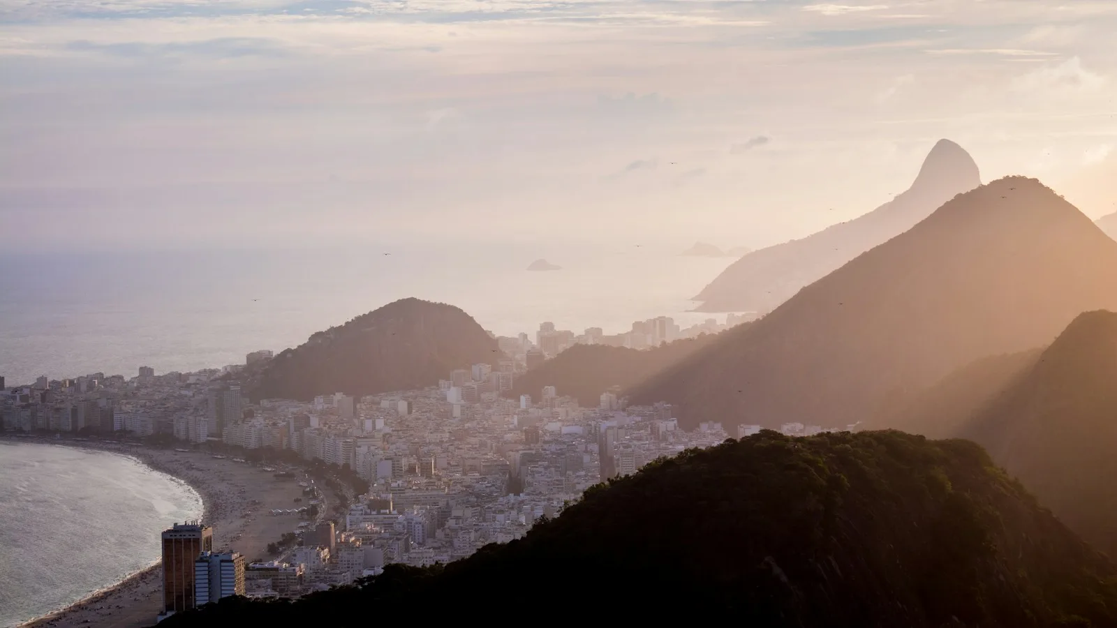 Copacabana et les montagnes de Rio de Janeiro au coucher du soleil