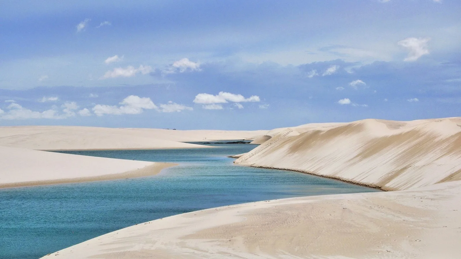 Dunes de sable blanc et lagons d'eau bleue dans le parc national des Lençóis Maranhenses