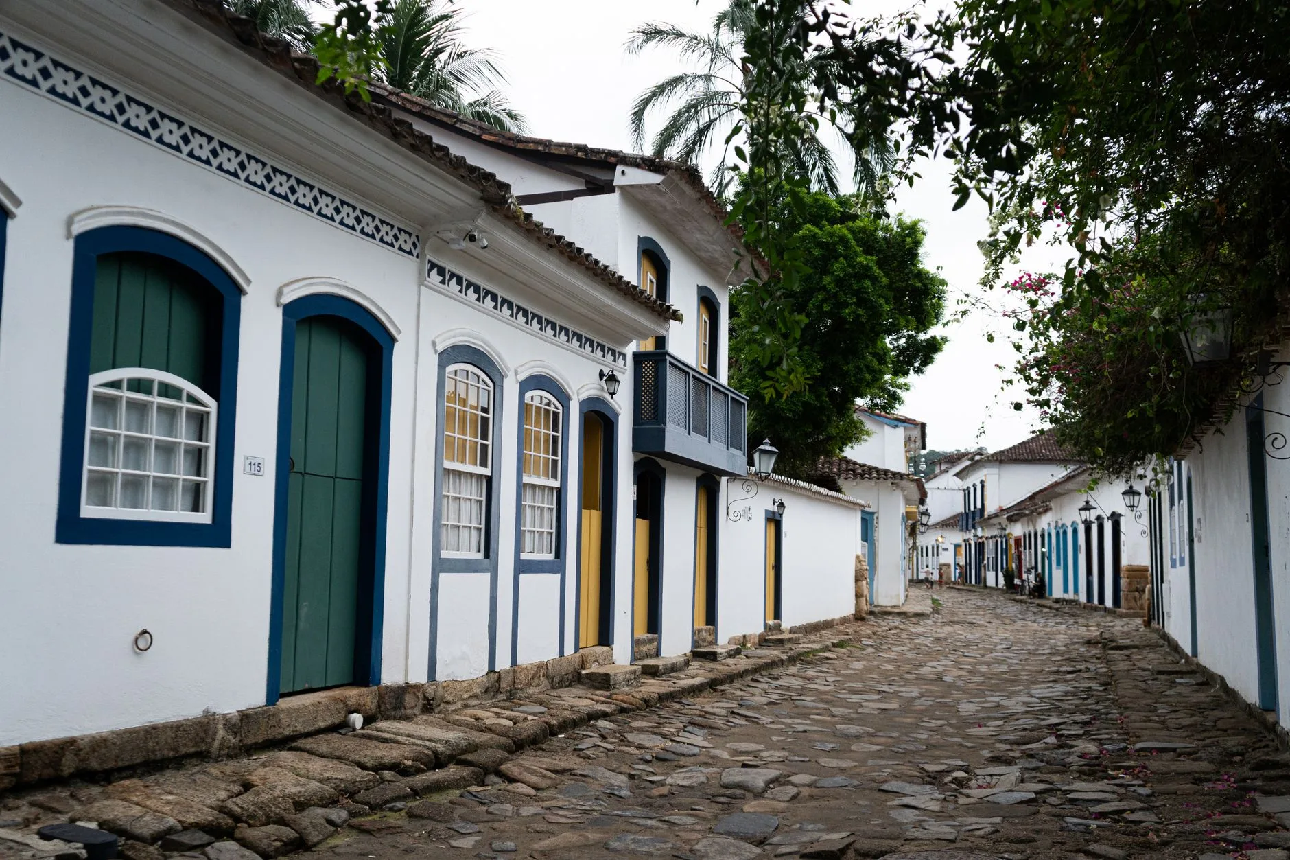 Rue pavée du centre colonial de Paraty, aux façades blanches et aux portes colorées